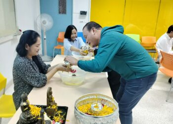 สถาบันภาษารดน้ำขอพรผู้บริหารและอาจารย์อาวุโสในเทศกาลสงกรานต์ 2569